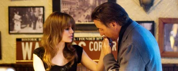 Garry die Molly's hand kust