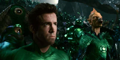 Hal Jordan/Green Lantern gespeeld door Ryan Reynolds, op een Green Lantern bijeenkomst