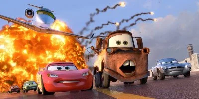 Finn McMissile, Mater en Lightening McQueen worden achtervolgd door een straalvliegtuig