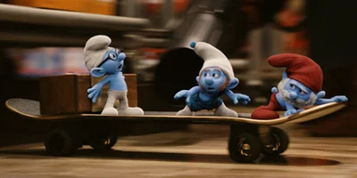 Papa Smurf, Slim en Gutsy op een skateboard met een doos