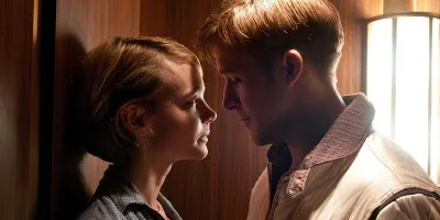 Driver en Blanche op het punt om te kussen