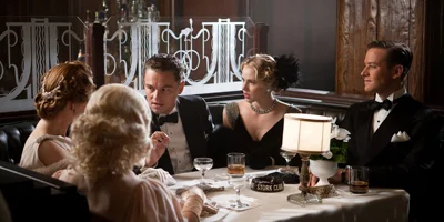 Still van Leonardo DiCaprio gezeten aan tafel met vrienden