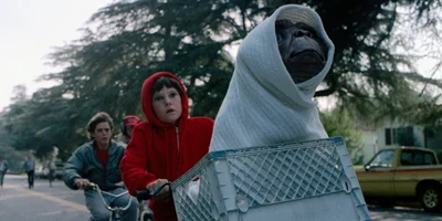 E.T. in mandje voor op fiets
