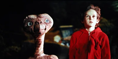 E.T. en Henry Thomas staren de ruimte in