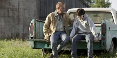 Jonathan Kent en jongen zaten op vrachtwagen
