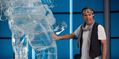 David bij een ijssculptuur