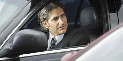 Man in auto, met raam omlaag