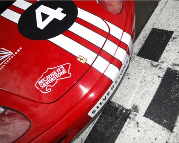 Aston Martin vs Ferrari Driving Thrill at Silverstone Afbeelding 1