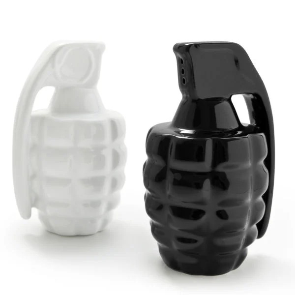Taste Explosion Grenade Salt and Pepper Shakers Afbeelding 1