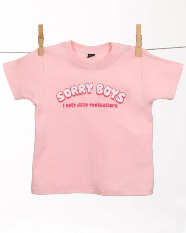 Babies Sorry Boys I Only Date Footballers T-Shirt - Pink - 3-6 months - Roze Afbeelding 1