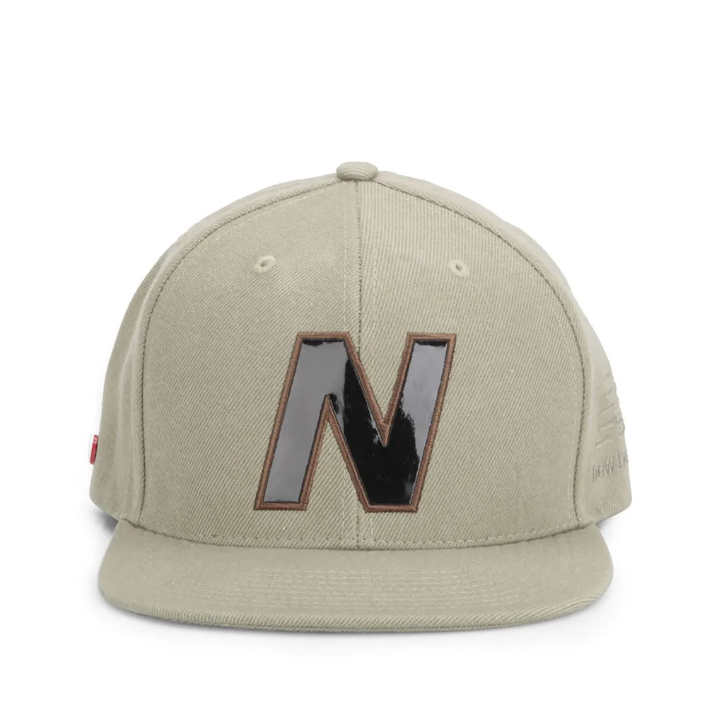New Balance Unisex Snap 6 Panel Flat Peak Baseball Cap - Acrylic Light Brown/Khaki Afbeelding 1