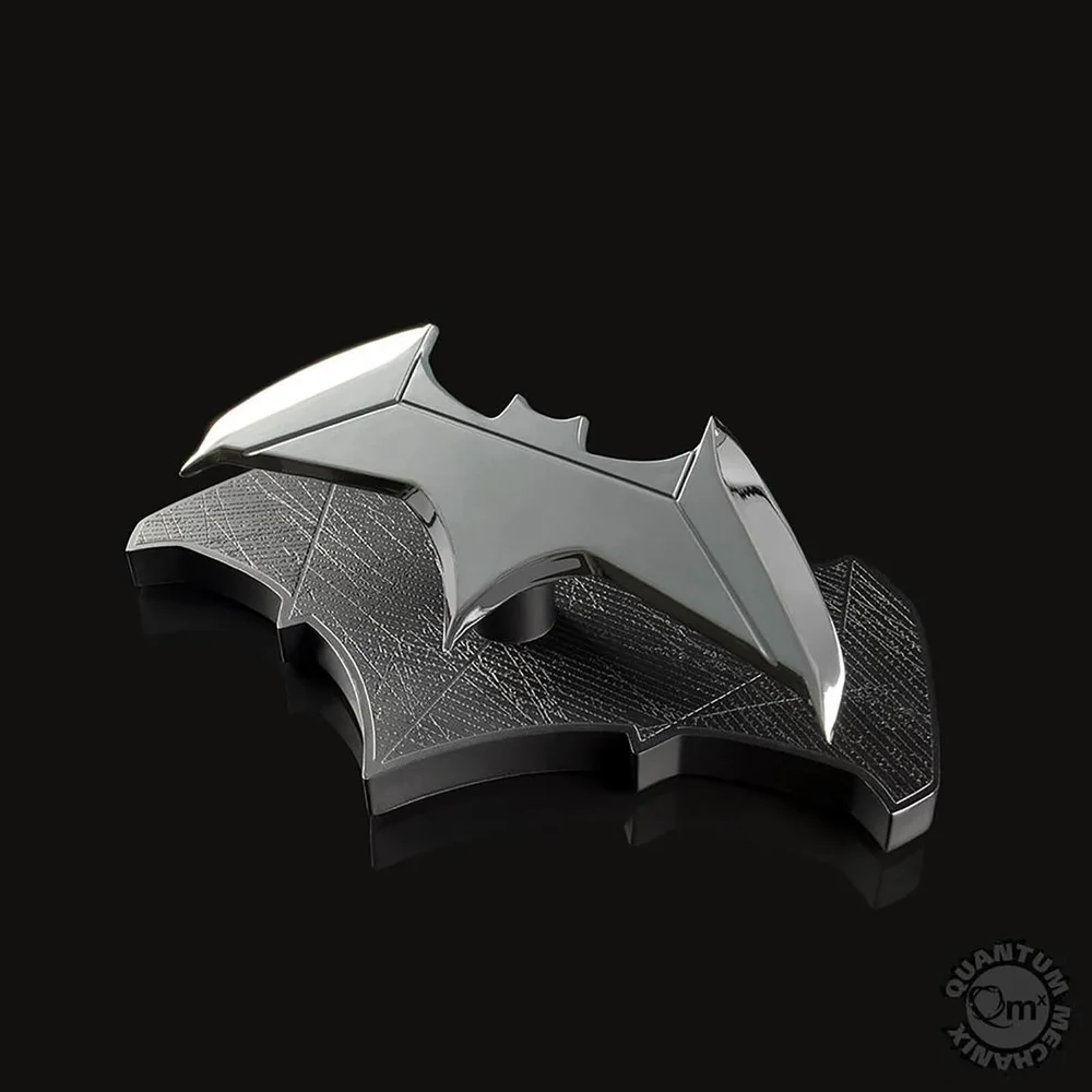 Quantum Mechanix DC Comics Batman Batarang 1:1 Schaal Replica Afbeelding 1