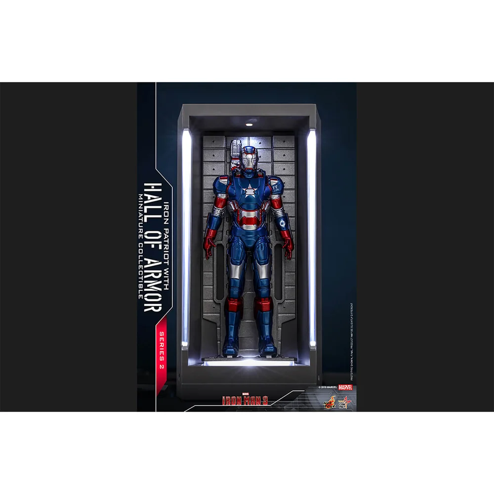 Hot Toys Movie Masterpiece Compact - Miniatuur Figuur: Iron Man 3/Serie 2 - Iron Patriot (met Hall of Armor) Afbeelding 1