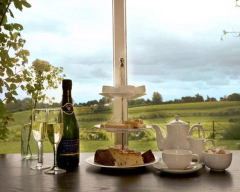 Afternoon Tea and Vineyard Tour with Wine Tasting for Two Afbeelding 1