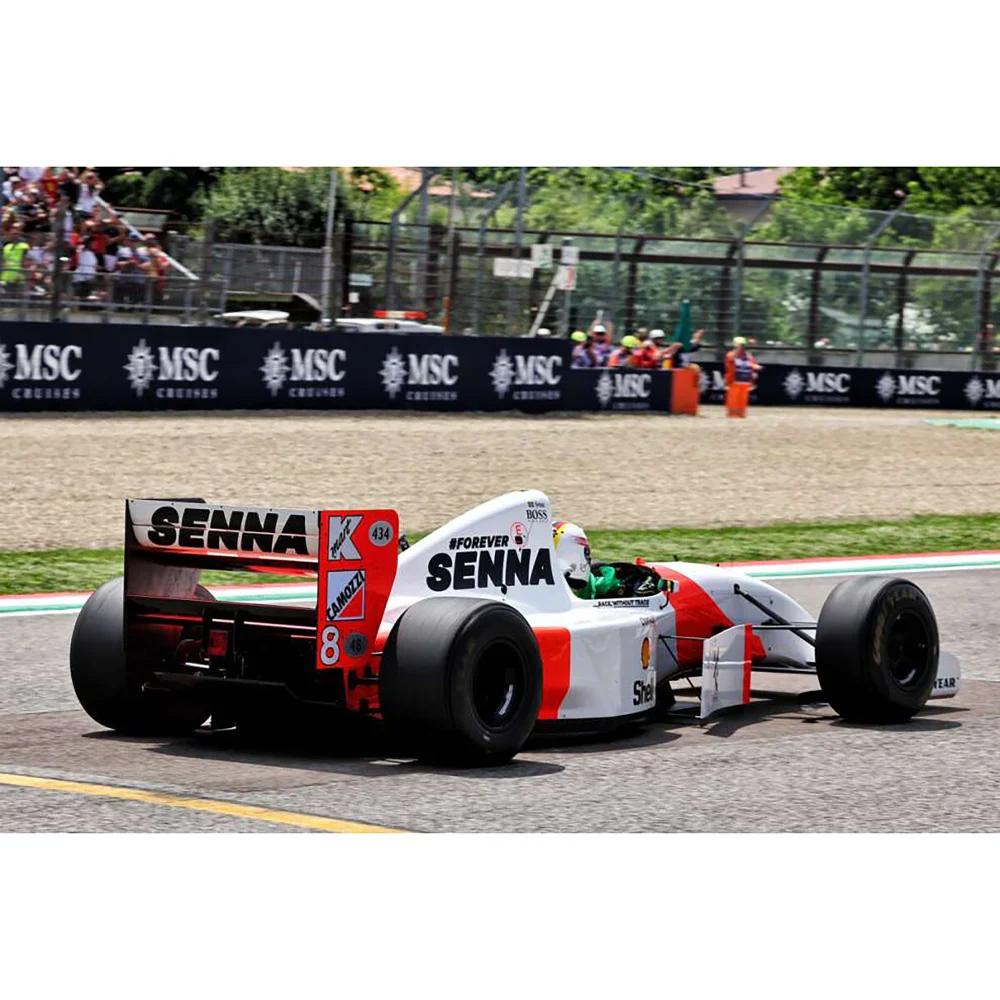 Minichamps 1:18 McLaren Ford MP4/8 - Sebastian Vettel - Tribute Imola 18.05.24 W Standing Figurine And Flag Afbeelding 1