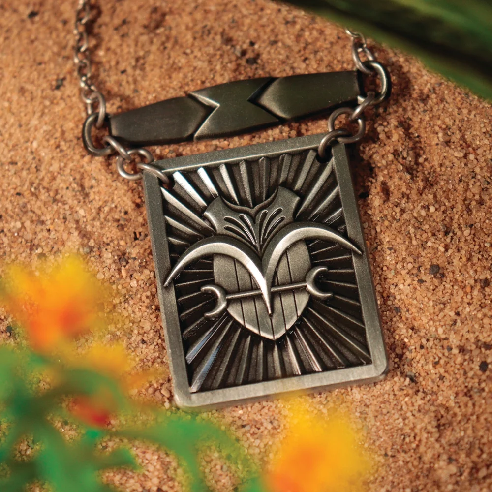 One Piece Limited Edition Garp's Cloak Fastening Necklace Afbeelding 1