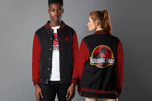 Twee modellen die onze nieuwe Jurassic Park Logo varsity jacket met rode mouwen dragen.